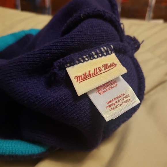 Charlotte Hornets pom pom Beanie - Picture 4 of 6